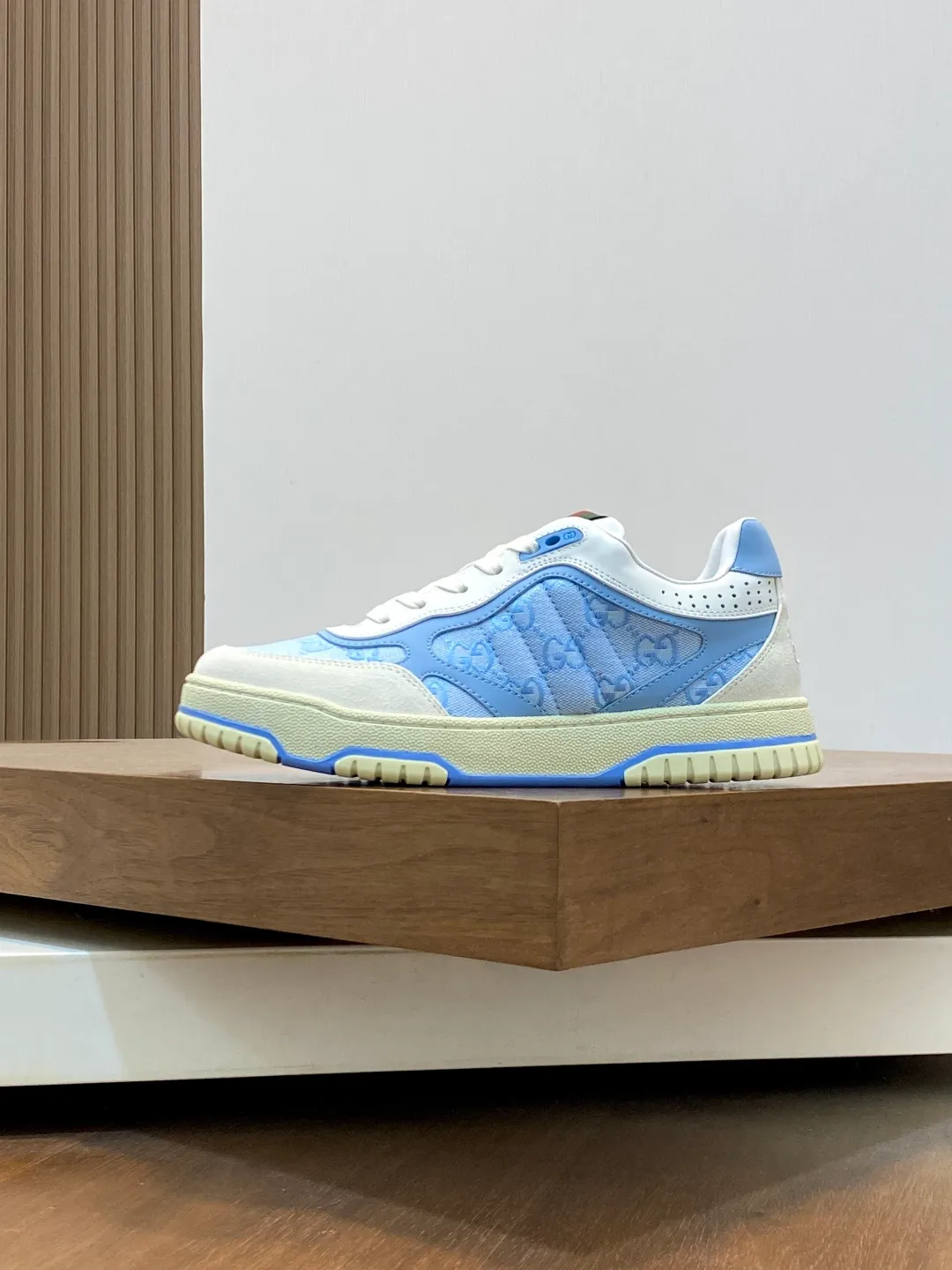 Men's Shoes 💰660 𝐆𝐮𝐜𝐜𝐢 𝐑𝐞-𝐖𝐞𝐛 As the first sneaker created by Sabato De Sarno for Gucci, the Re-Web series reinterprets the brand's classic stripes and sets off the modern silhouette design with bold and unique details. These shoes are crafted from white leather. This new sneaker is ingeniously decorated with many of the brand's classic details, and is equipped with a bright red and green webbing tongue, which will make people fall in love at first sight. White leather treated with a special process for softness and luster, with an embossed grainy texture. Script Gucci logo and interlocking G web label with Interlocking G and script Gucci logo. Rubber outsole with interlocking G detail eyelets. Web tongue. Size: 39-44 (customized for sizes 38 and 45)